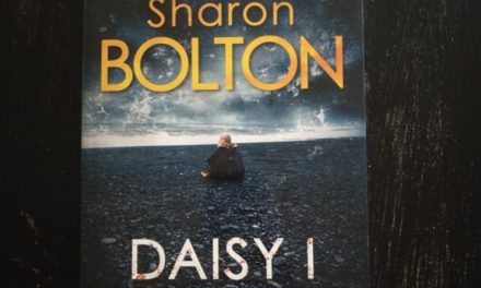 “Daisy i lænker” af Sharon Bolton
