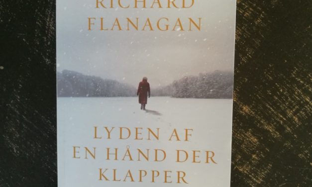 “Lyden af en hånd der klapper” af Richard Flanagan