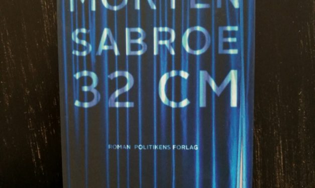 “32 centimeter” af Morten Sabroe