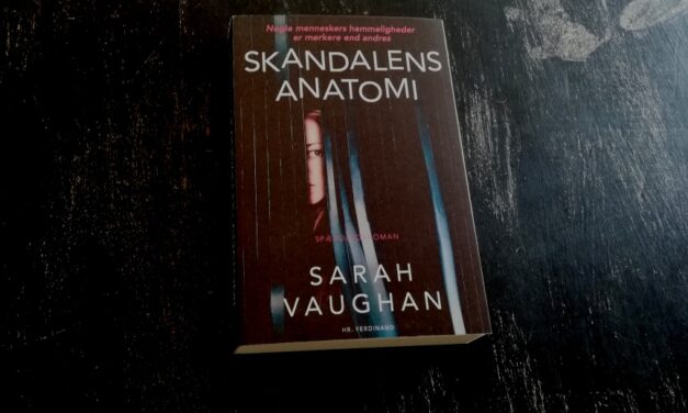 “Skandalens anatomi” af Sarah Vaughan