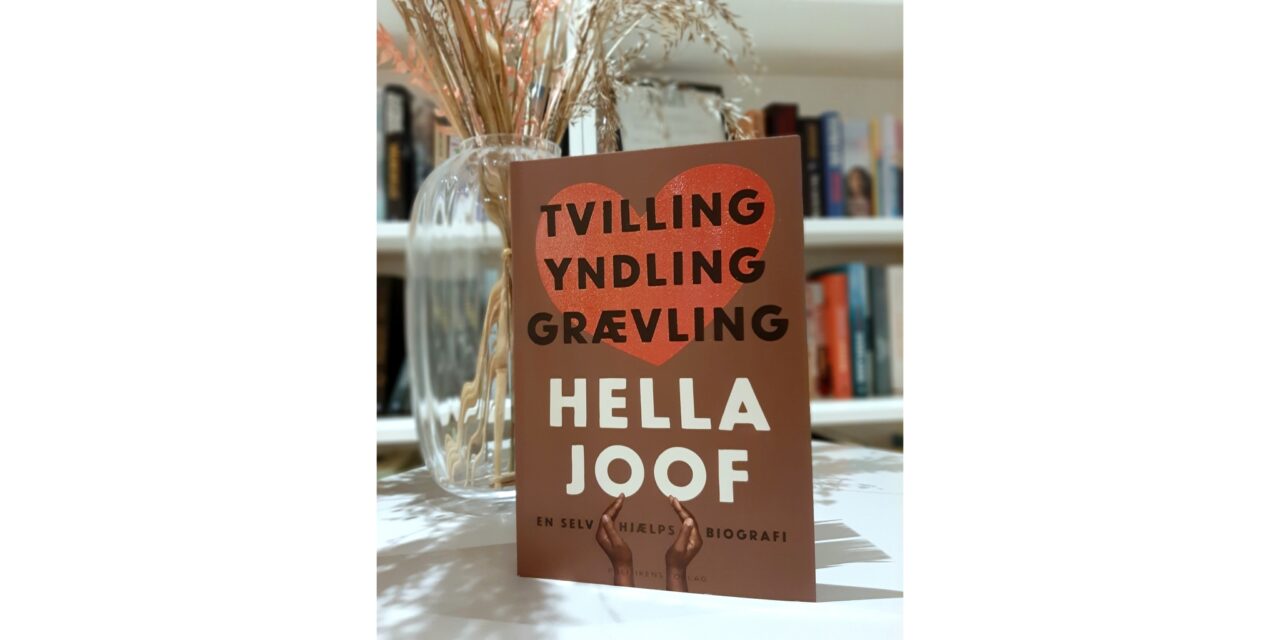 “Tvilling Yndling Grævling – en selv(hjælps)biografi” af Hella Joof